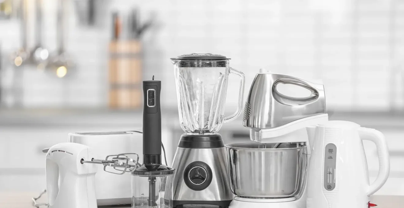 Intérieur d'un placard de cuisine avec système d'étagères optimisé montrant plusieurs petits électroménagers rangés avec solutions d'accessibilité
